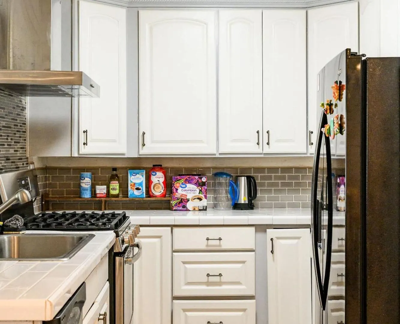 Spacious Family Retreat W Garden & Modern Comfort Ontario Holiday home