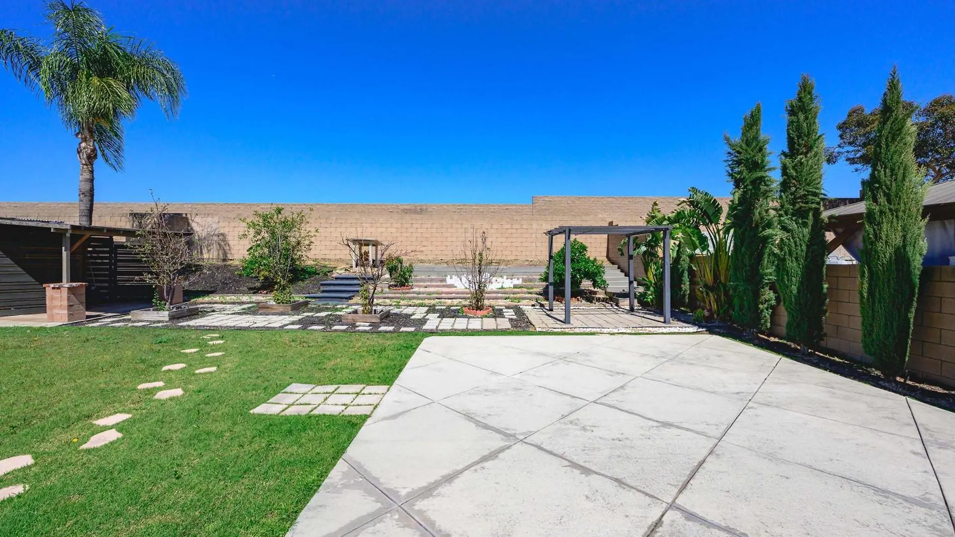 Holiday home Spacious Family Retreat W Garden & Modern Comfort Ontario