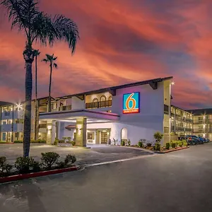 6 Ca Convention Center Airport Hotel